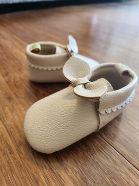 First Steps Baby Moccasin Bow Shoes in Beige Soft Infant Shoes Size 3 6-9 Months